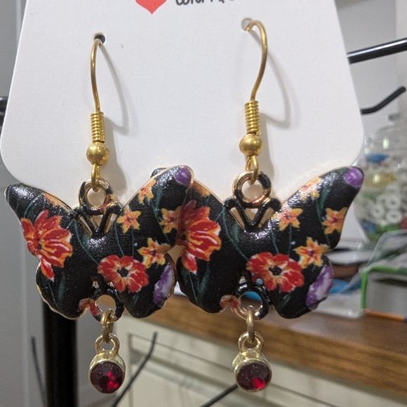 Handmade Jewelry - Black and Red Dangle Earrings with Elegant Design